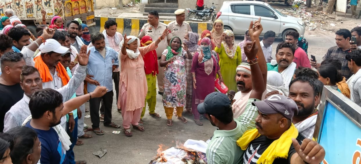 Sanitation workers burned an effigy of the government at Valmiki Chowk.