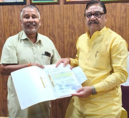 नाहिल में विद्युत उपकेंद्र बनवाने के लिए राज्यसभा सांसद को ज्ञापन देते हरिओम शुक्ला। स्रोत : स्