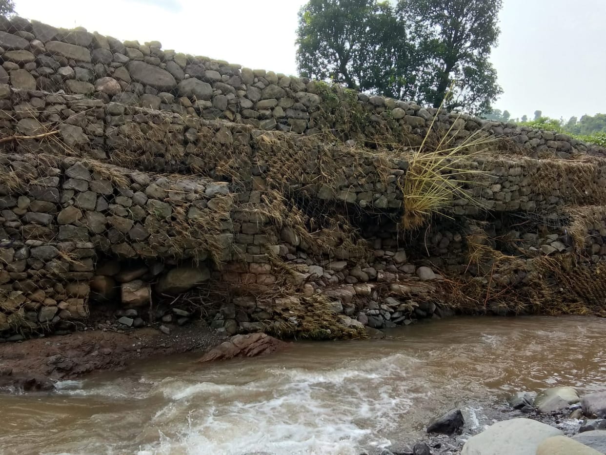 Retad Bridge's retaining wall collapsed even before its inauguration.