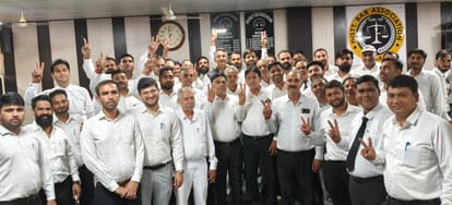 नामांकन के दौरान एकत्रित हुए अधिवक्ता। स्त्रोत: एसोसिएशन