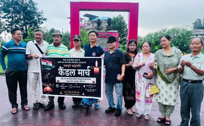 नेपाल त्रासदी में जान गंवाने वाले लोगों की आत्मा की शांति के लिए दाड़ी में कैंडल मार्च निकालते 