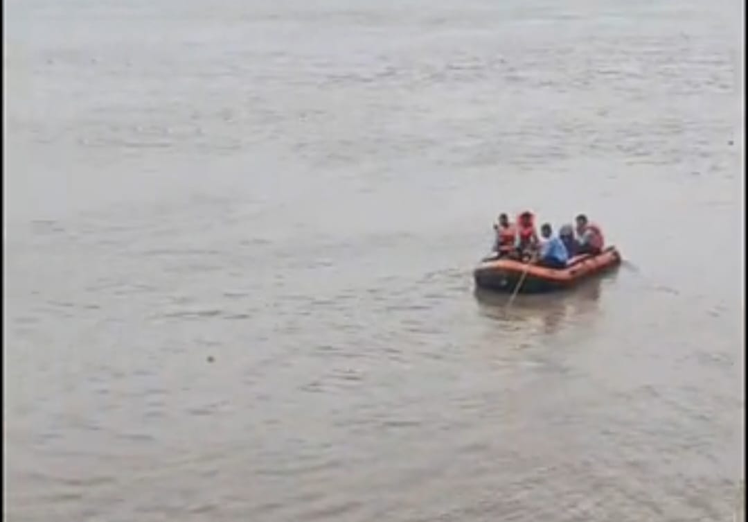 नारियल पकड़ने की कोशिश बनी जानलेवा, SDRF ने संभाला मोर्चा