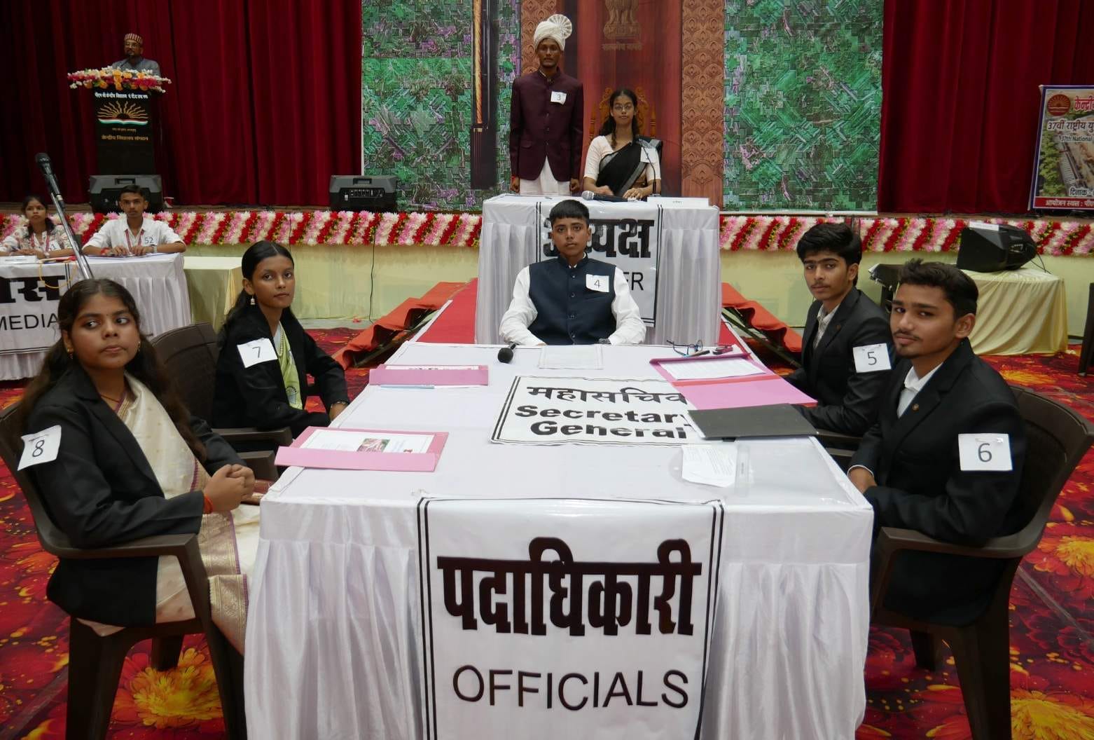 पीडीडीयू नगर केंद्रीय विद्यालय में युवा संसद कार्यक्रम में शामिल छज्ञत्र-छात्राएं। स्रोत:-विद्य