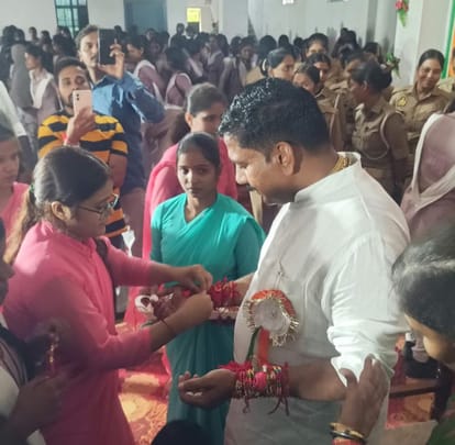 पीडीडीयू नगर में भाजपा विधायक रमेश जायसवाल को रक्षासूत्र बांधती छात्राएं। संवाद