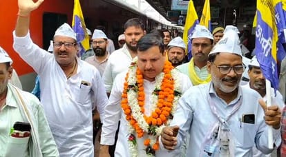पीडीडीयू रेलवे स्टेशन पर राज्यसभा सांसद संजय सिंह का स्वागत करते आप कार्यकर्ता। स्रोत:-जागरूक प