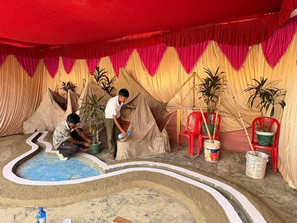 पुलिस लाइन परिसर में श्री कृष्ण जन्माष्टमी के अवसर पर सजावट करते लोग