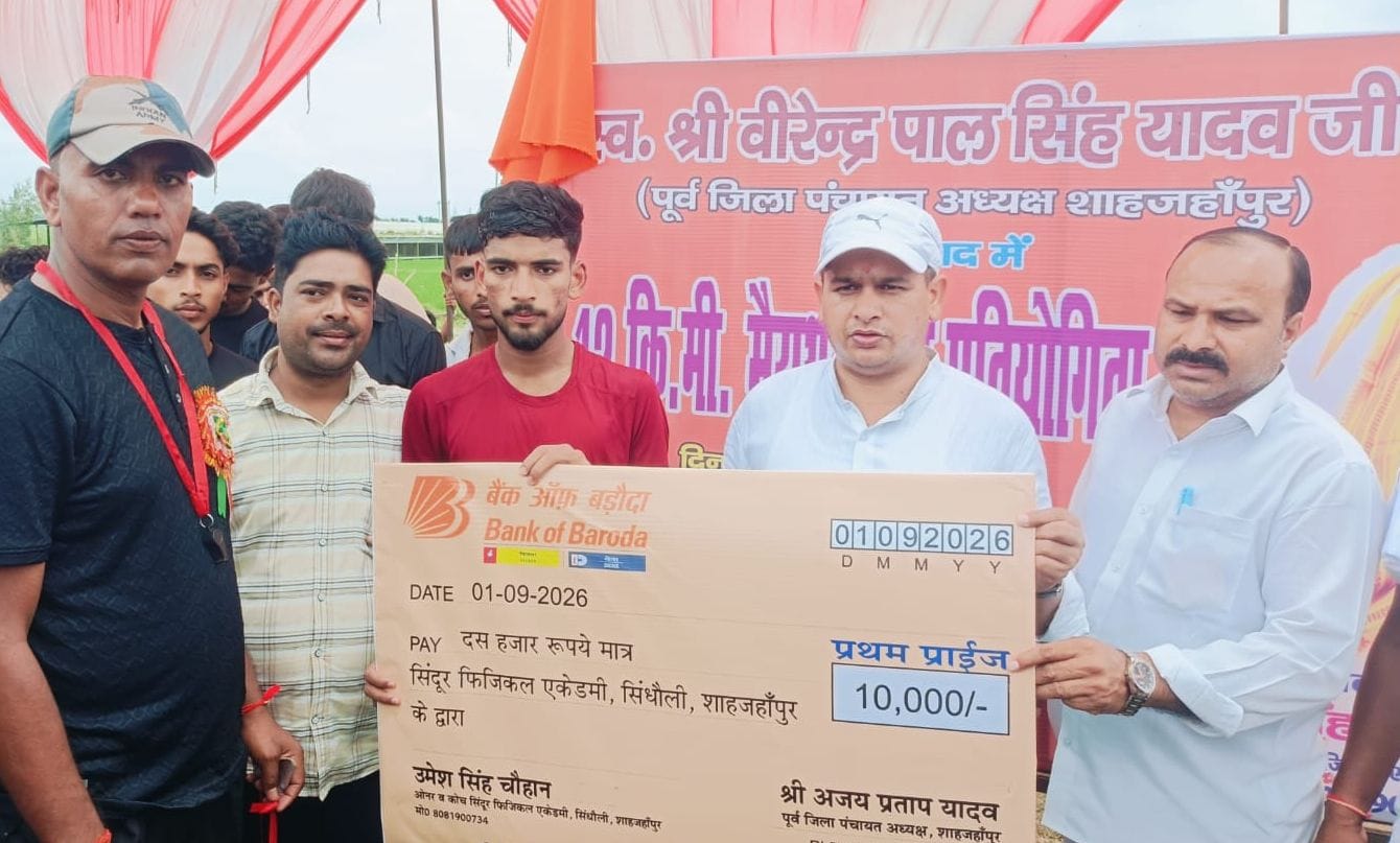 प्रथम स्थान पाने वाले अनुराग को 10 हजार रुपये का सांकेतिक चेक प्रदान करते पूर्व जिला पंचायत अध्