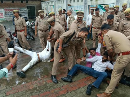 प्रदर्शन कर रहे लोगों का ले जाती पुलिस। संवाद