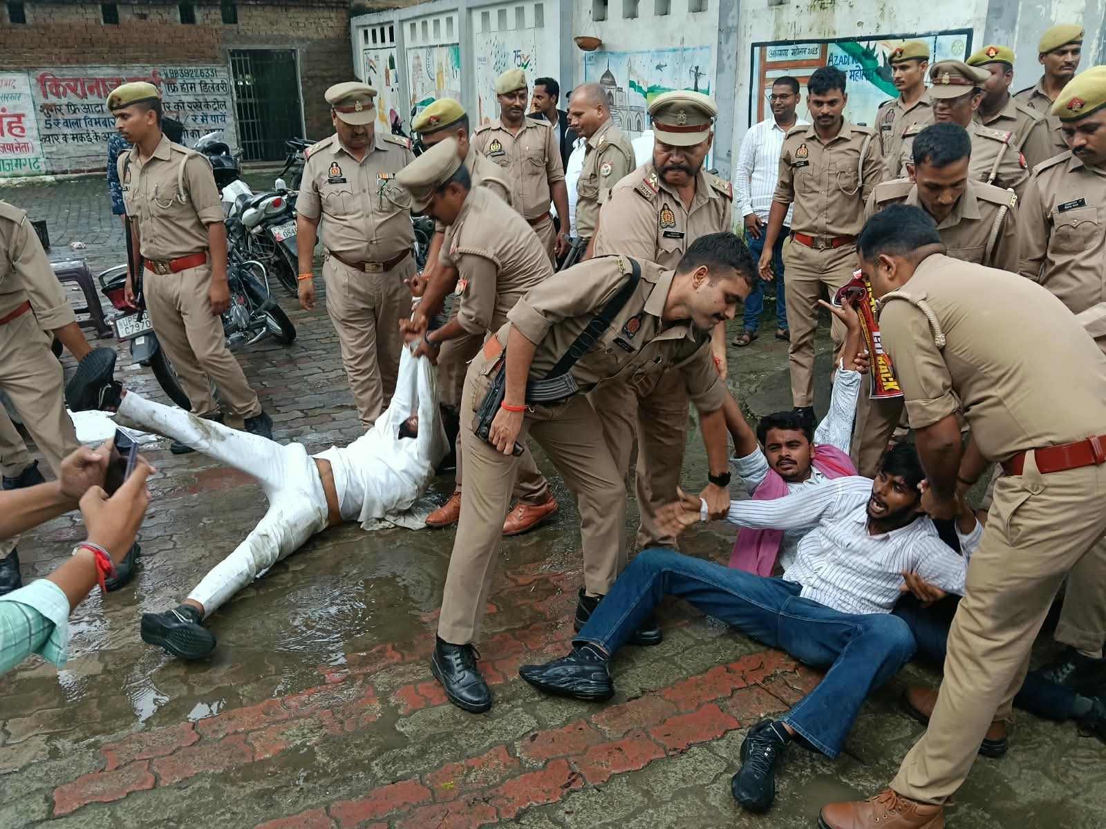 प्रदर्शन कर रहे लोगों का ले जाती पुलिस। संवाद