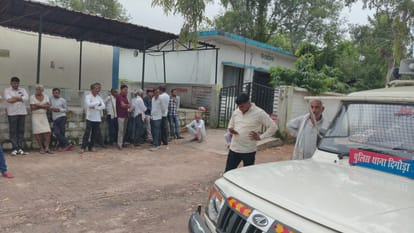 पोस्टमार्टम रूम के बाहर परिजन