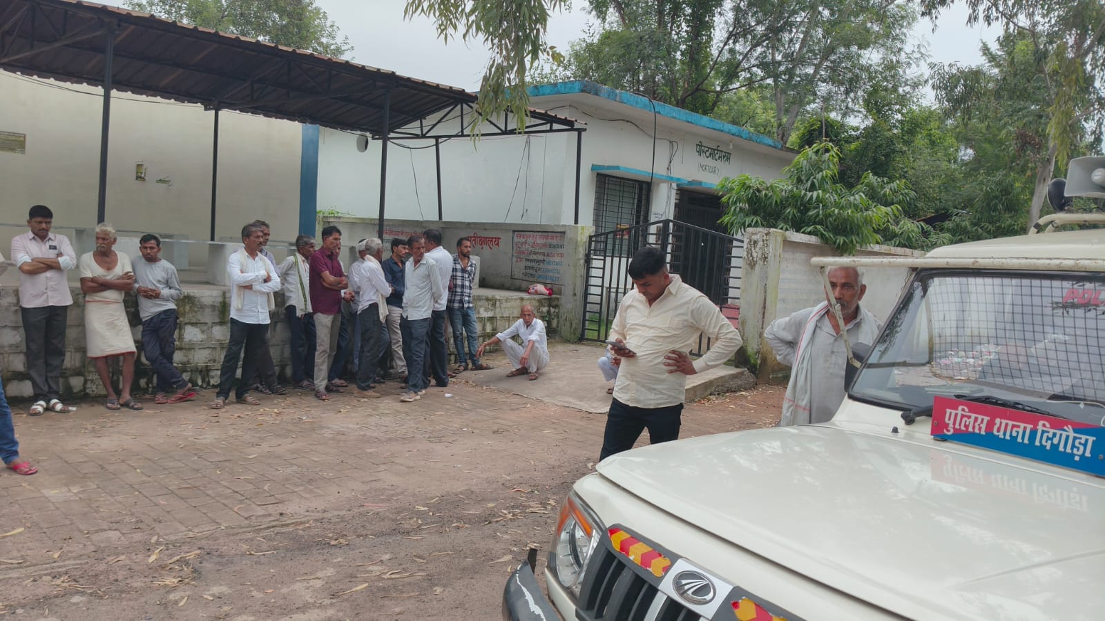 पोस्टमार्टम रूम के बाहर परिजन