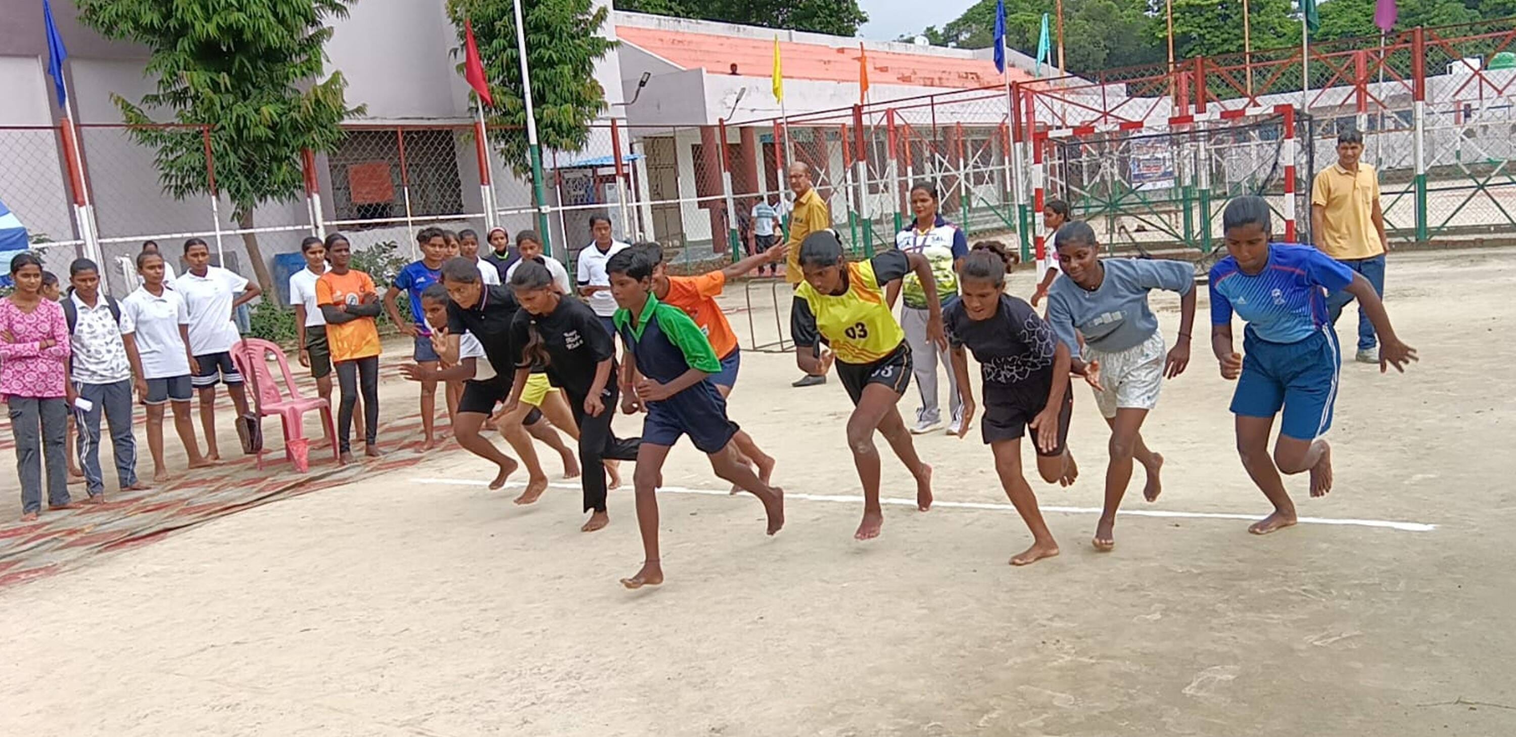  पंत स्पोर्ट्स स्टेडियम में एथलेटिक्स की जिला स्तरीय ट्रायल देती बालिकाएं। स्रोत- स्टेडियम