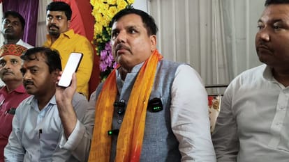 पत्रकारों से बातचीत करते आप सांसद संजय सिंह। संवाद