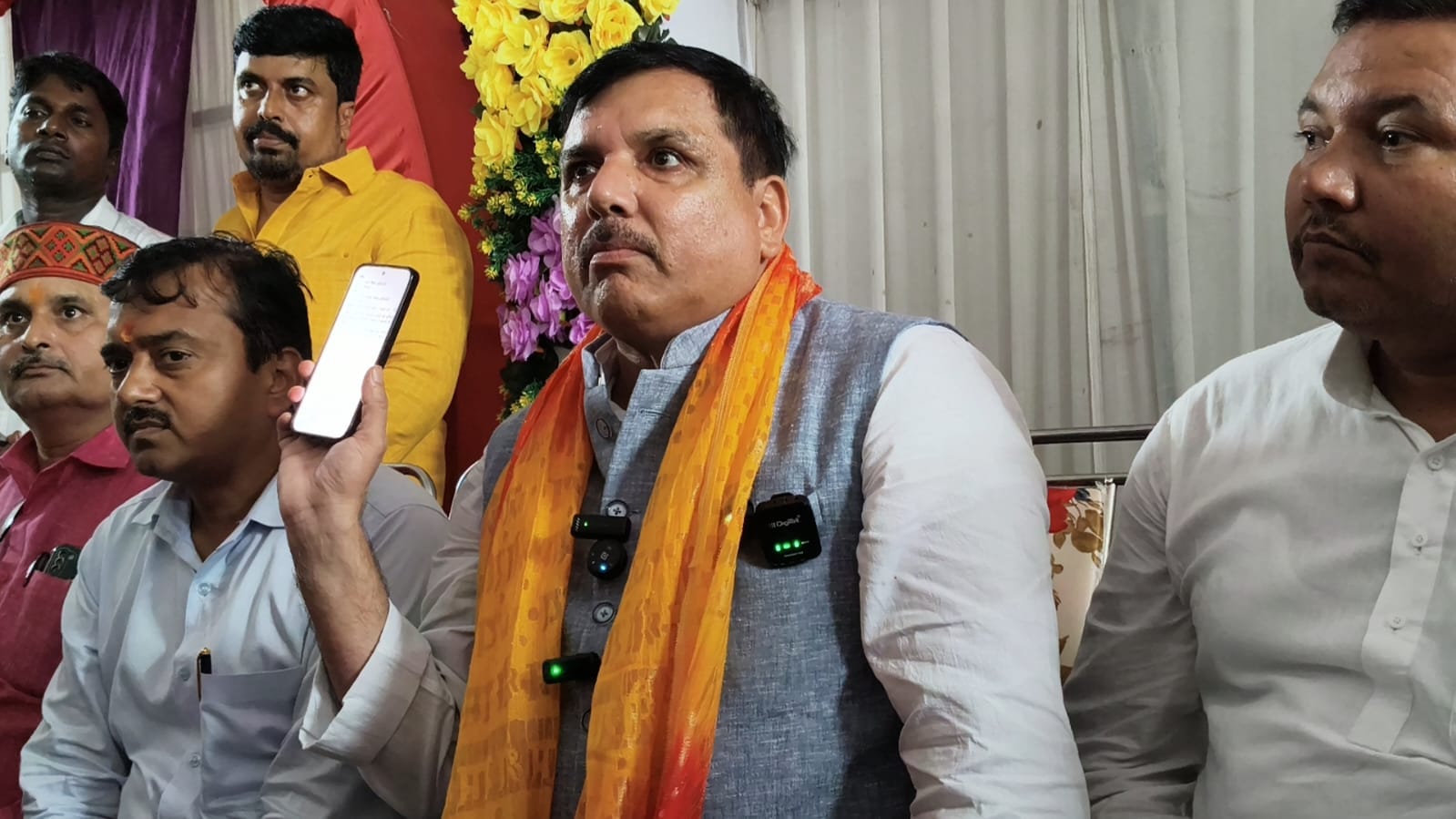 पत्रकारों से बातचीत करते आप सांसद संजय सिंह। संवाद