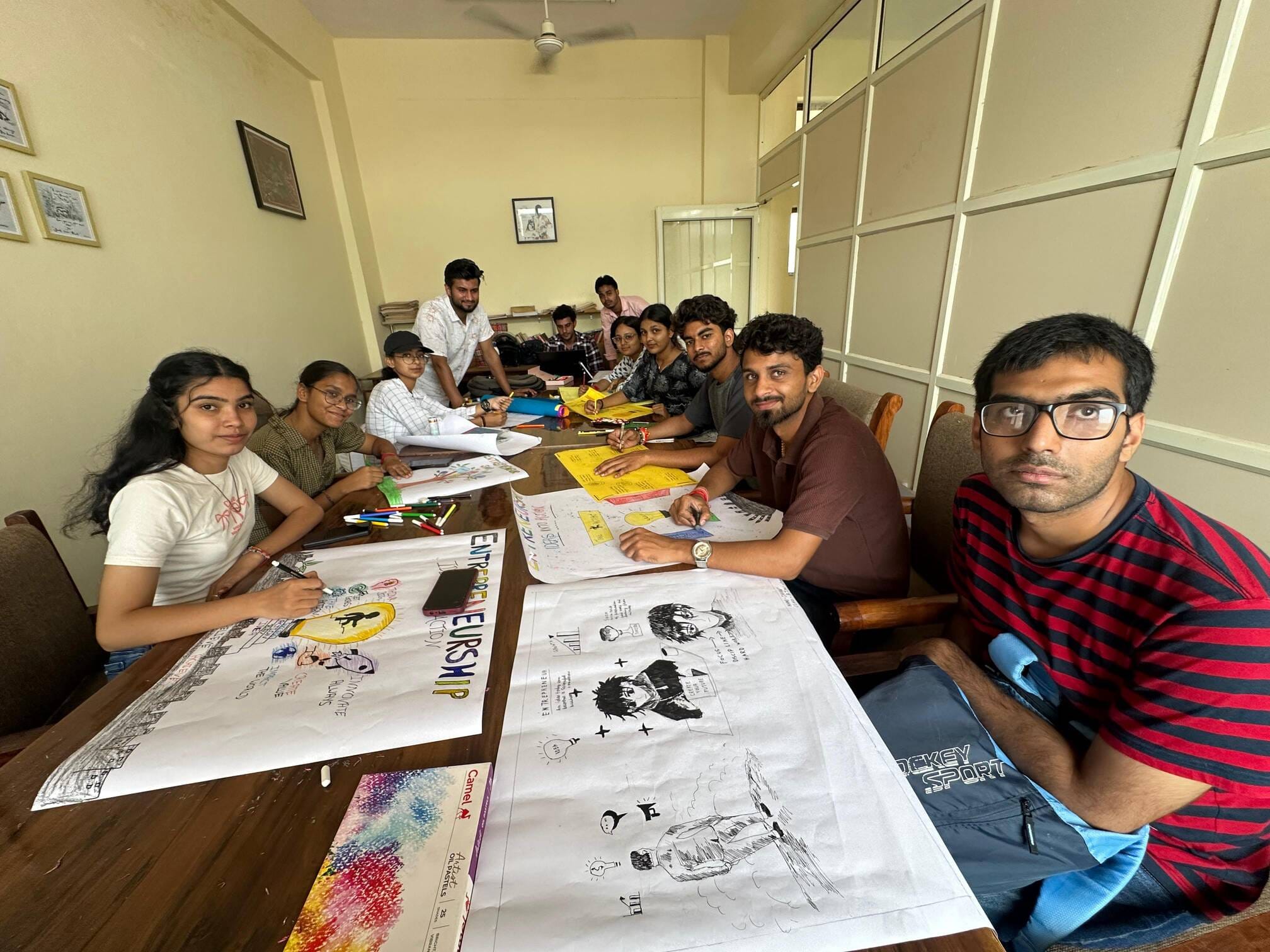 पत्रकारिता एवं जनसंचार विभाग द्वारा आयोजित प्रतियोगिता में भाग लेते हुए विद्यार्थी। स्रोत: विवि