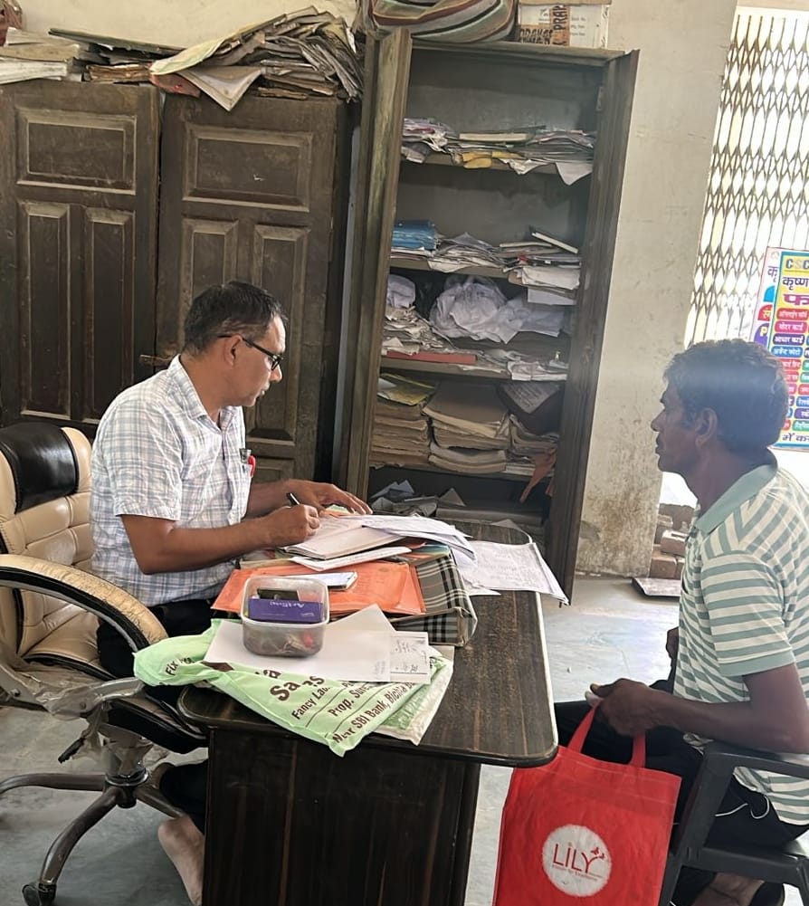 पटवारघर भूमि संबंधी लंबित काम करता पटवारी।