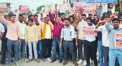 पुवायां में प्रदर्शन करते करणी  सेना के कार्यकर्ता। संवाद