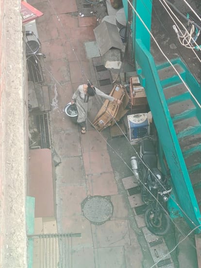 पेयजल आपूर्ति बाधित होने से रामपुर बाजार में पानी ढोती महिला। संवाद 