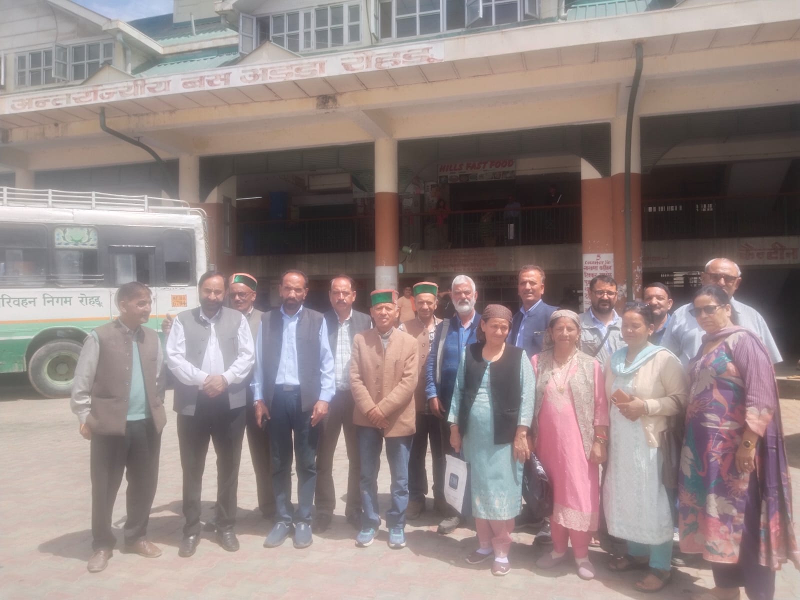 रोहडू में आयोजित बैठक में भाग लेने वाले एचआरटीसी के पेंशनर। स्रोत: संघ 