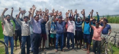 रोहनिया ब्लॉक क्षेत्र के उमरन गांव में धान की फसल जलमग्न होने पर प्रदर्शन करते किसान।