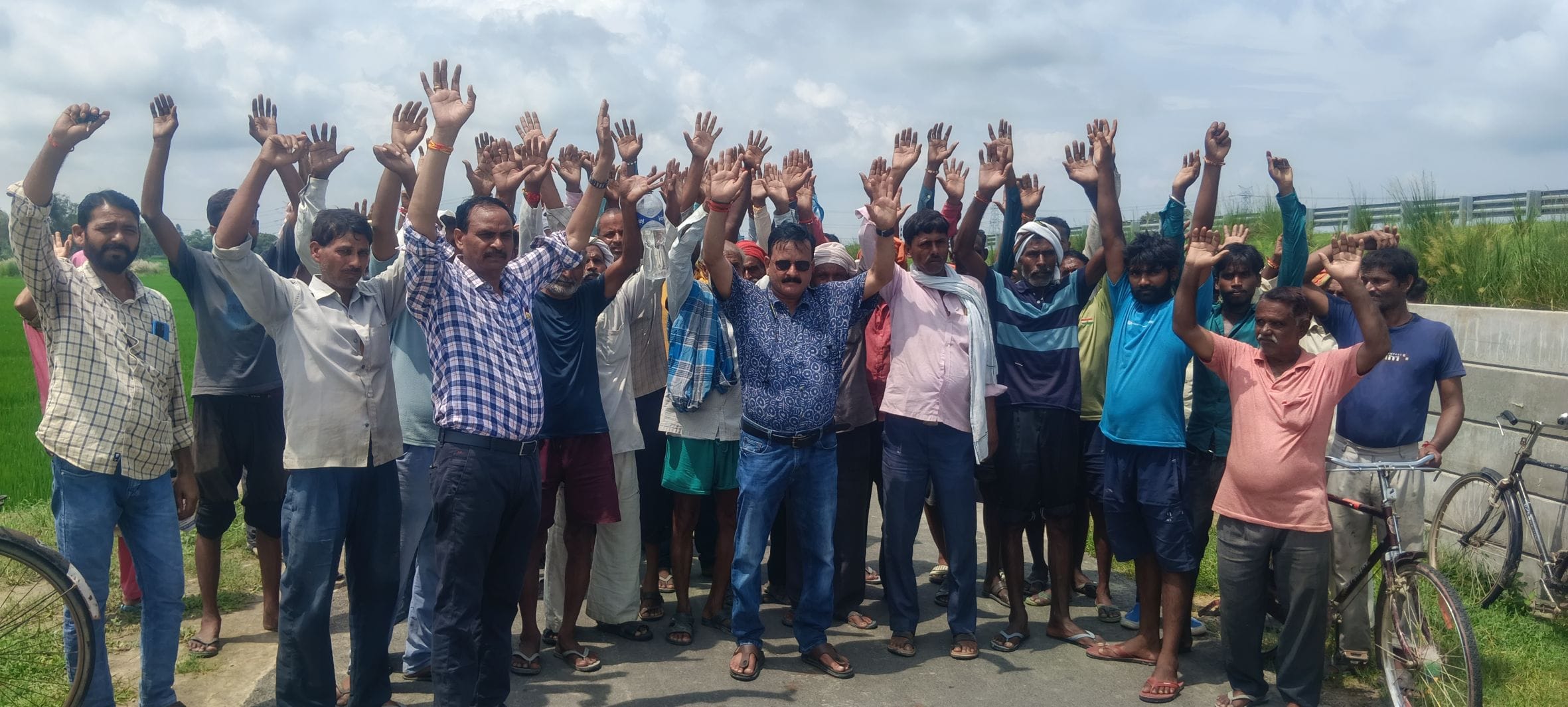 रोहनिया ब्लॉक क्षेत्र के उमरन गांव में धान की फसल जलमग्न होने पर प्रदर्शन करते किसान।