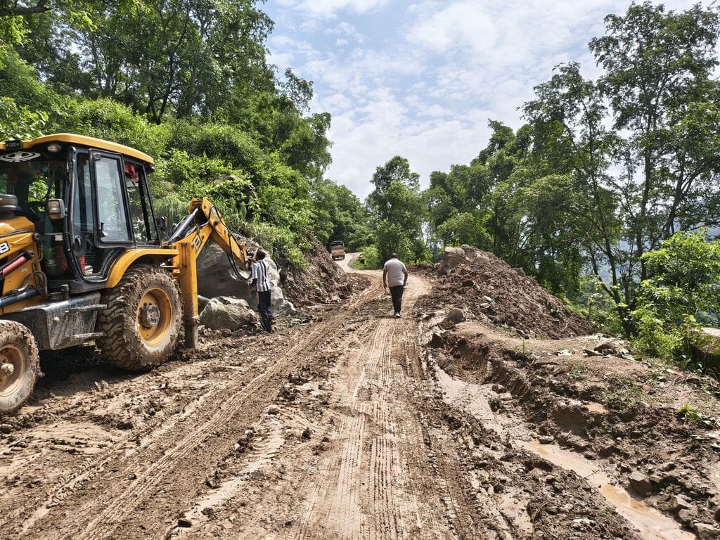 Roads in Ramshahr disrupted by rain and landslides; Nalagarh route closed again; several routes blocked.