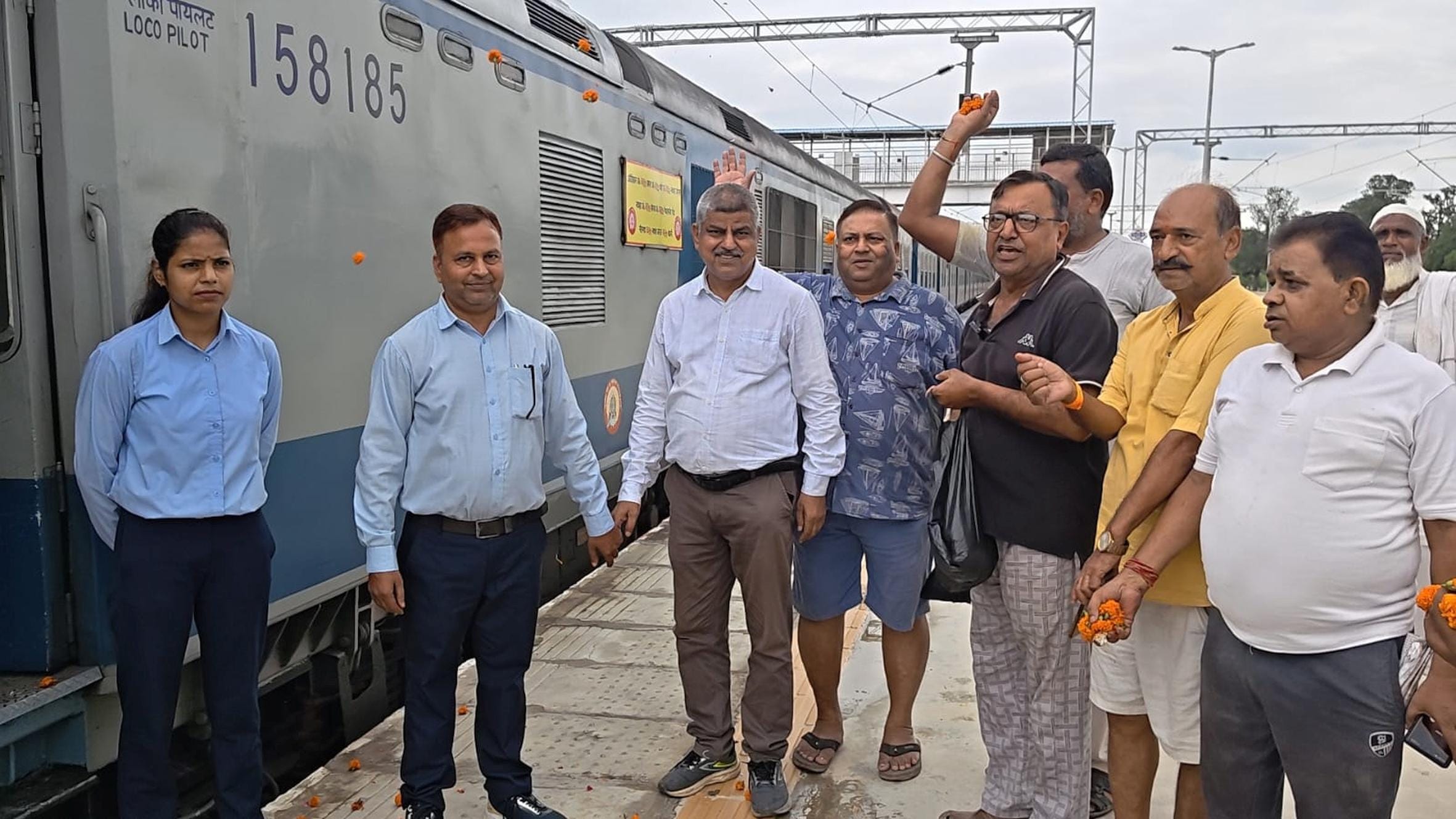 रुपईडीहा रेलवे स्टेशन पर पहुंची डेमो ट्रेन के कर्मचारियों का स्वागत करते व्यापारी व अन्य लोग।