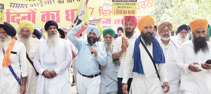 राष्ट्रपति के नाम ज्ञापन देने आए प्रदर्शनकारी। 
