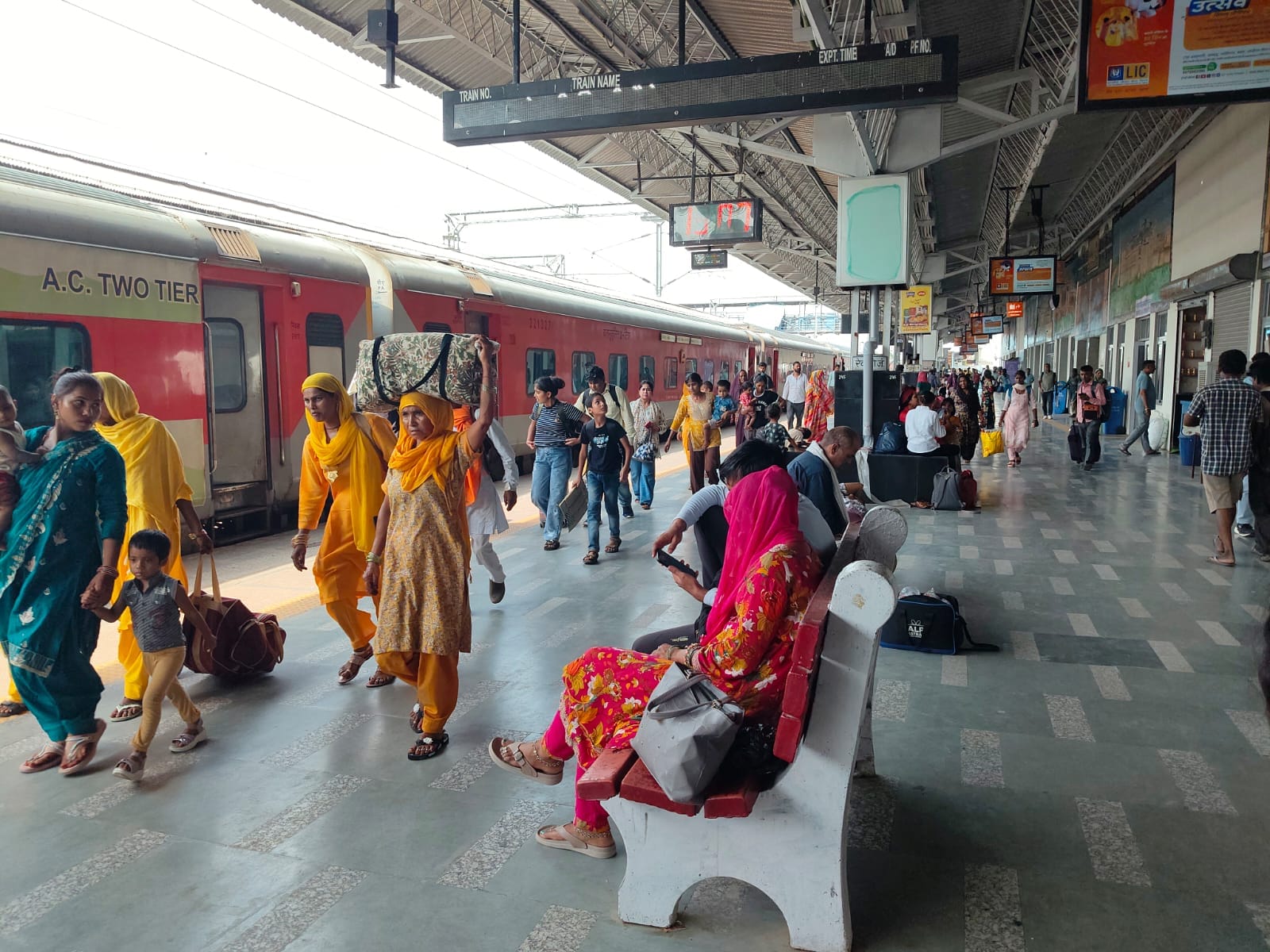 रेवाड़ी रेलवे स्टेशन से गुजरते यात्री। संवाद