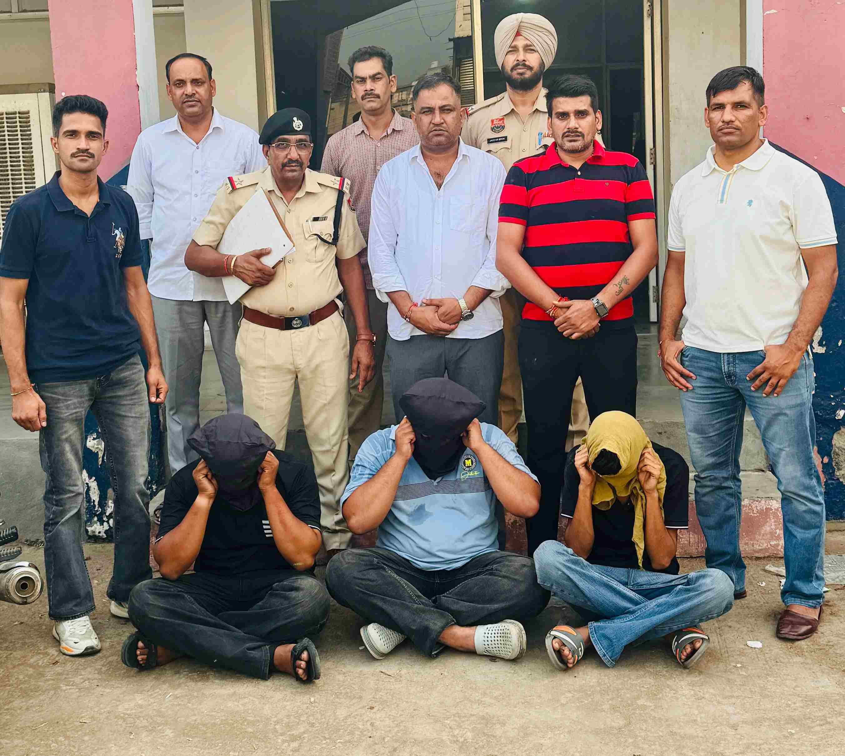  सीआईए की गिरफ्त में फायरिंग करने वाले आरोपी। 