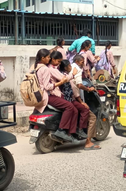 स्कूल की छुट्टी होते ही एक मोटरसाइकिल पर तीन विद्यार्थियों को बैठाकर घर ले जाता अभिभावक। संवाद 
