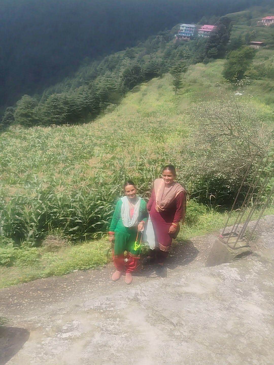 सलूणी में मक्की की फ़सल बचाने के लिए बंदरो का पहरा देती महिलाएं : जागरूक पाठक