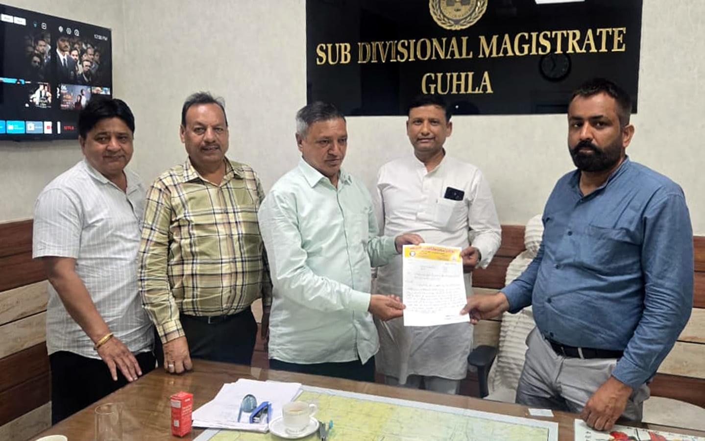 समस्याओं को लेकर एसडीएम मनीष कुमार यादव से मुलाकात करते आढ़ती।
