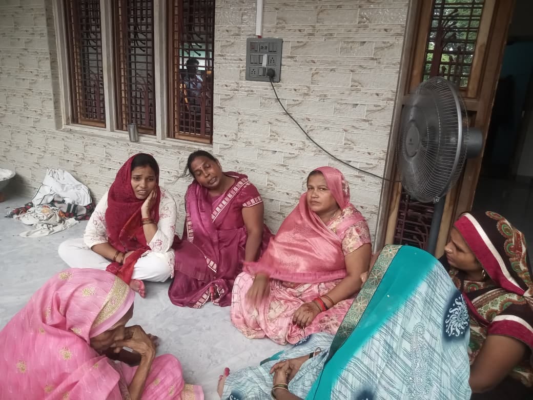 सोनहा थाना क्षेत्र के सल्टोआ में हुई विवाहिता की मौत के बाद रोते बिलखते परिजन