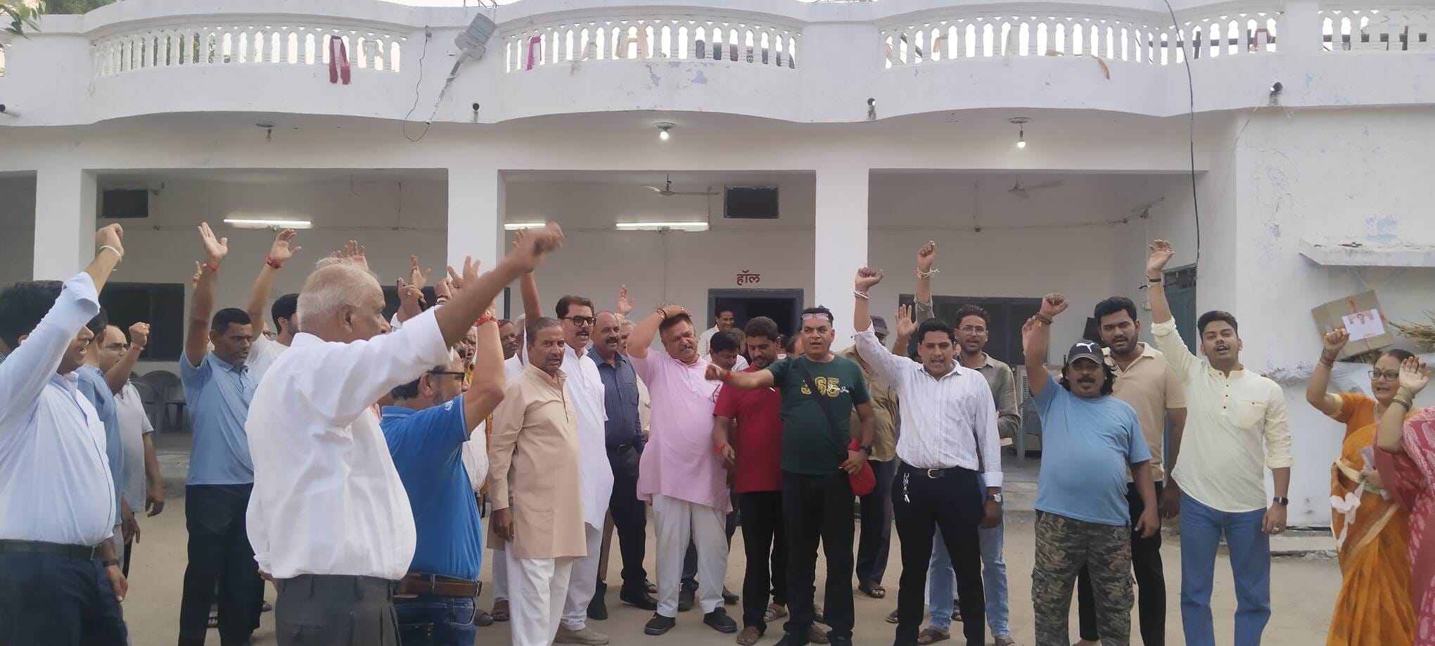 सिरोही के आबूरोड में ब्राह्मण समाजबंधुओं ने भाजपा एवं कांग्रेस जिलाध्यक्षों के पुतले फूंककर विरोध जताया।