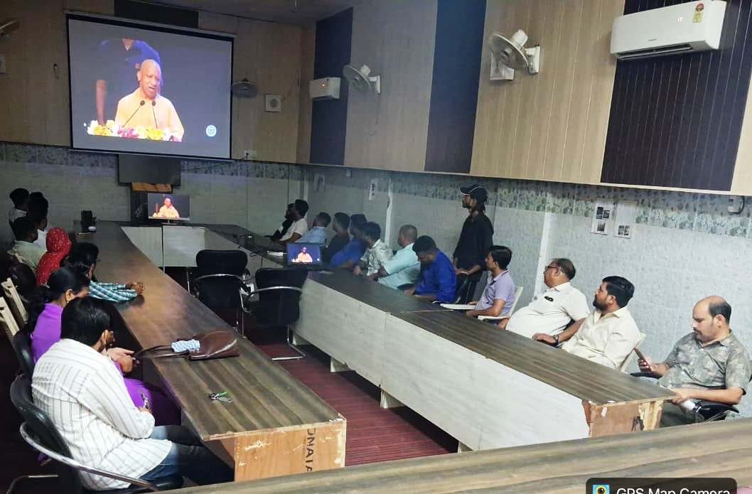 Live broadcast of the announcement regarding the hike in remuneration for outsourced personnel.