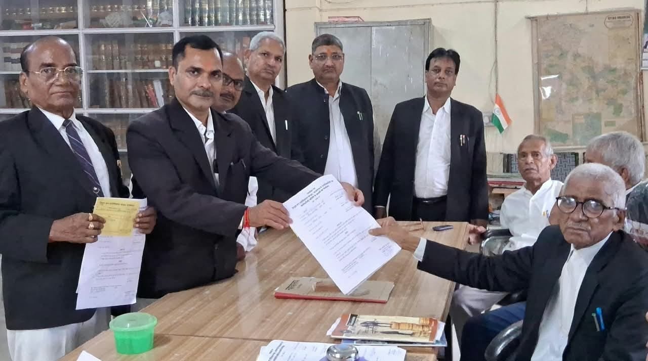 सेंट्रल बार एसोसिएशन के वार्षिक चुनाव के लिए नामांकन करते अधिवक्ता। श्रोत-अधिवक्ता संघ