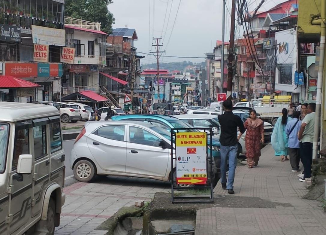 सुंदरनगर नगर परिषद की रेस्ट हाउस चौक से नेशनल हाईवे-21 पर बनी पार्किंग। संवाद