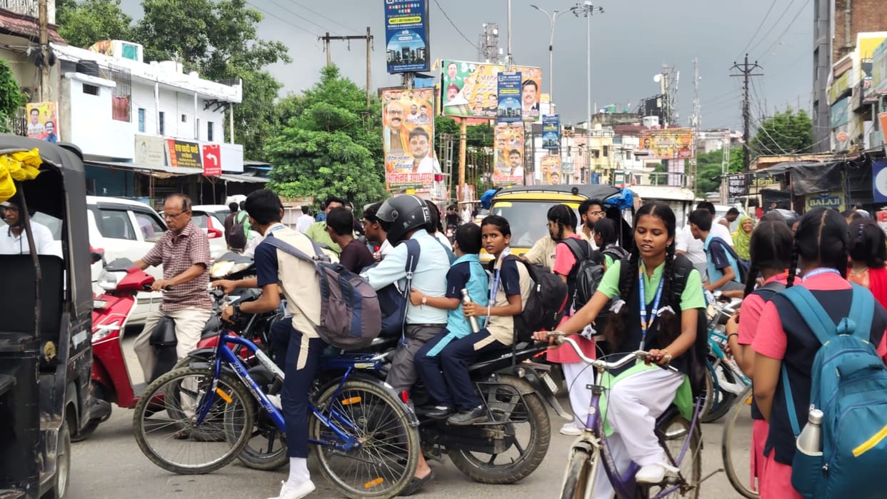 No taxi stands in the city; drivers act arbitrarily, leading to daily traffic jams.