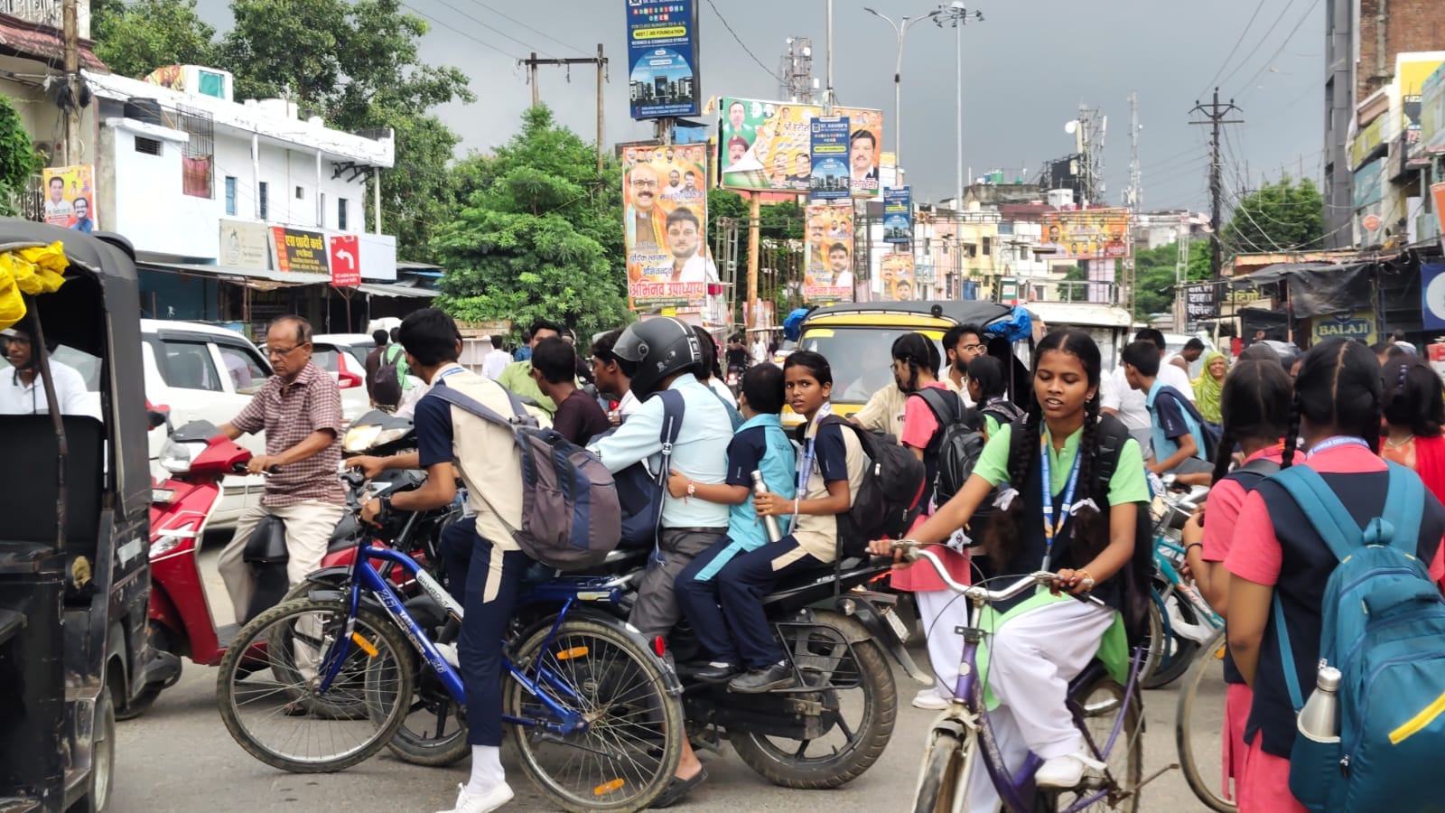 सड़क पर आटो रोक कर  सवारी बैठाने की वजह से लगा जाम