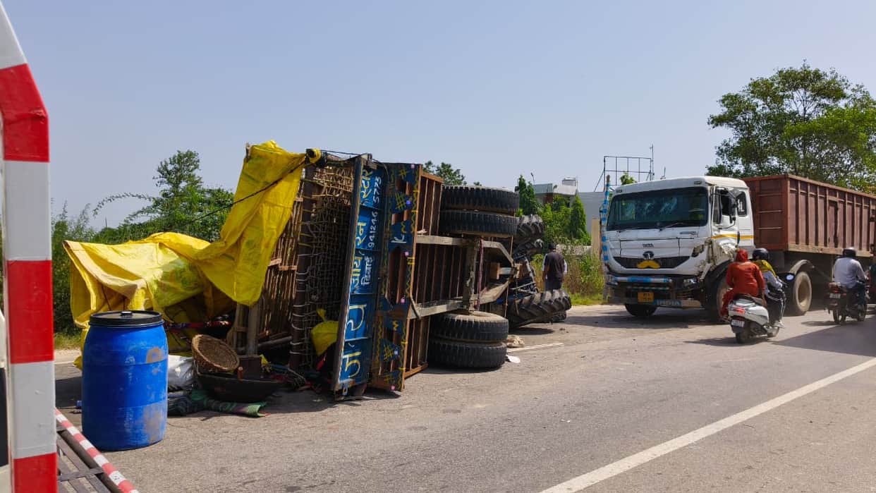 Tractor-trolley carrying pilgrims overturns after collision with a trailer; 40 injured