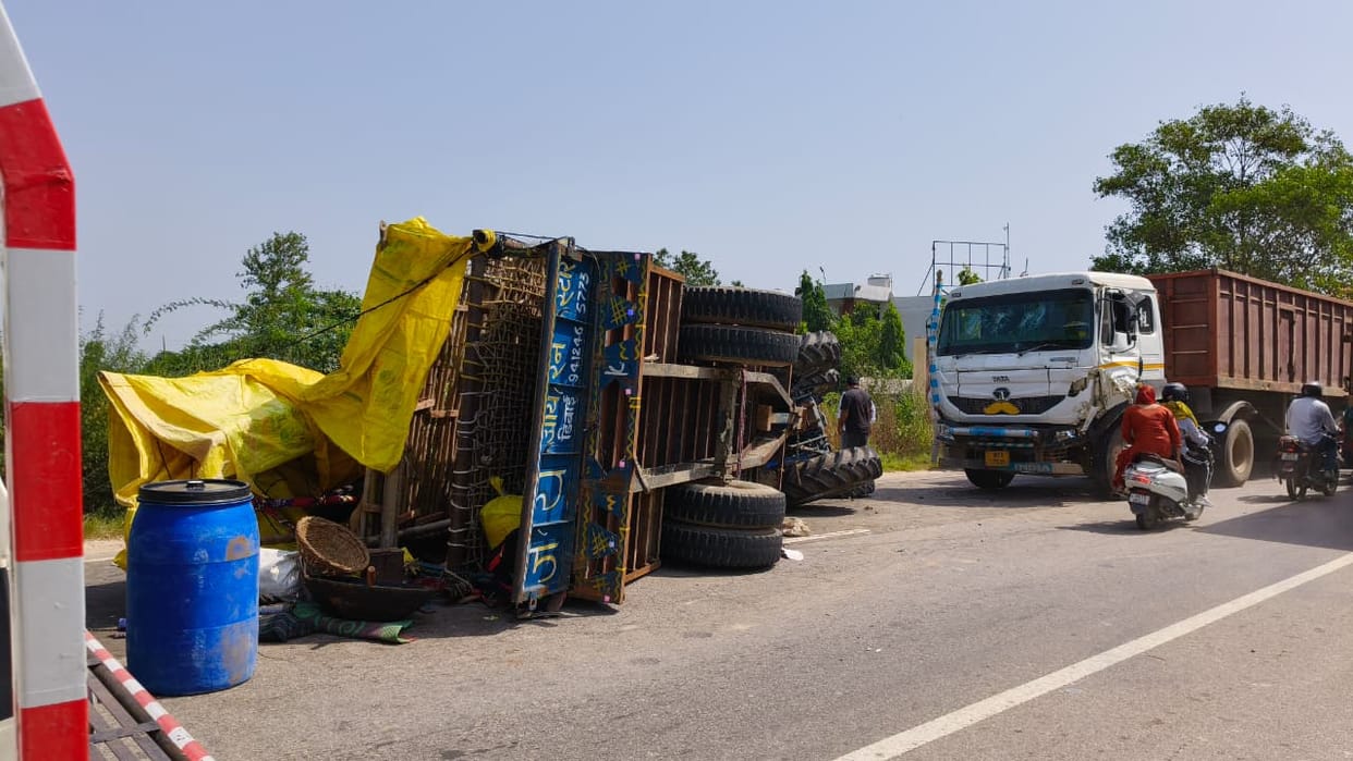 Tractor-trolley carrying pilgrims overturns after collision with a trailer; 40 injured