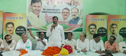 शाहजहांपुर में कांग्रेस कार्यालय पर बैठक में बोलते राष्ट्रीय सचिव कुणाल चौधरी। संवाद