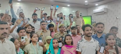 शाहजहांपुर में पुलिस लाइन में खोए हुए मोबाइल को लौटाते एसपी सिटी देवेंद्र कुमार। संवाद