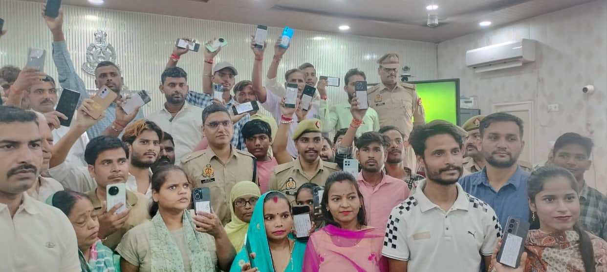 The police recovered 151 lost mobile phones and returned them.