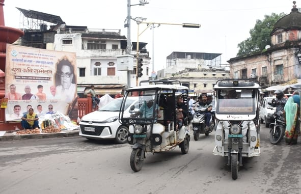 E-rickshaws take over the streets of Old Lucknow; commuting becomes difficult.