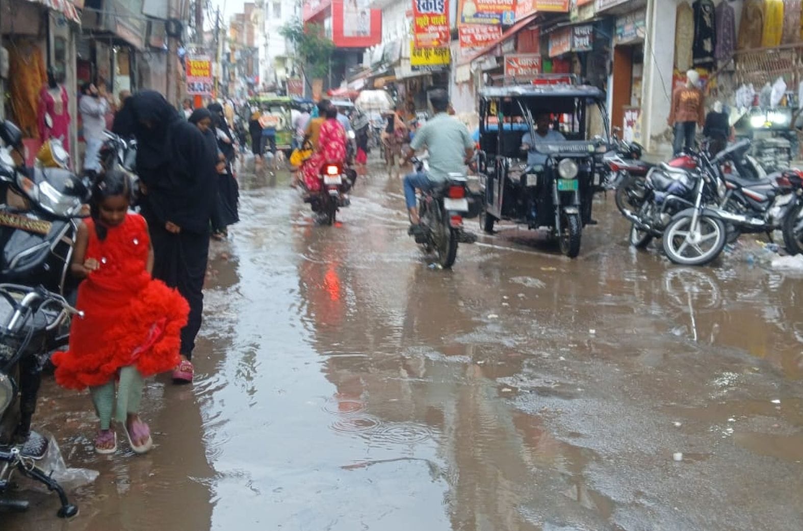शहर में जीएन रोड पर भरा बारिश का पानी। संवाद