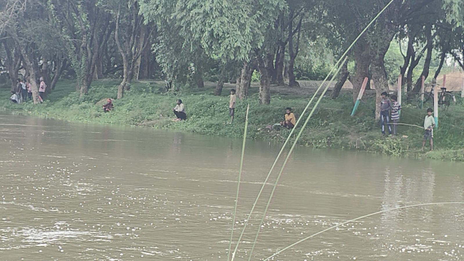 श्रवण क्षेत्र में तमसा नदी का बढ़ता जलस्तर और किनारे पर कांटे के साथ मुस्तैद मछुआरे। संवाद