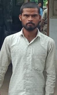 तिलहर पुलिस की गिरफ्त में आरोपी विचित्र। स्रोत: पुलिस