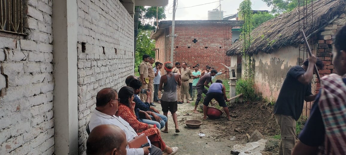 The revenue team removed encroachment from the public path.